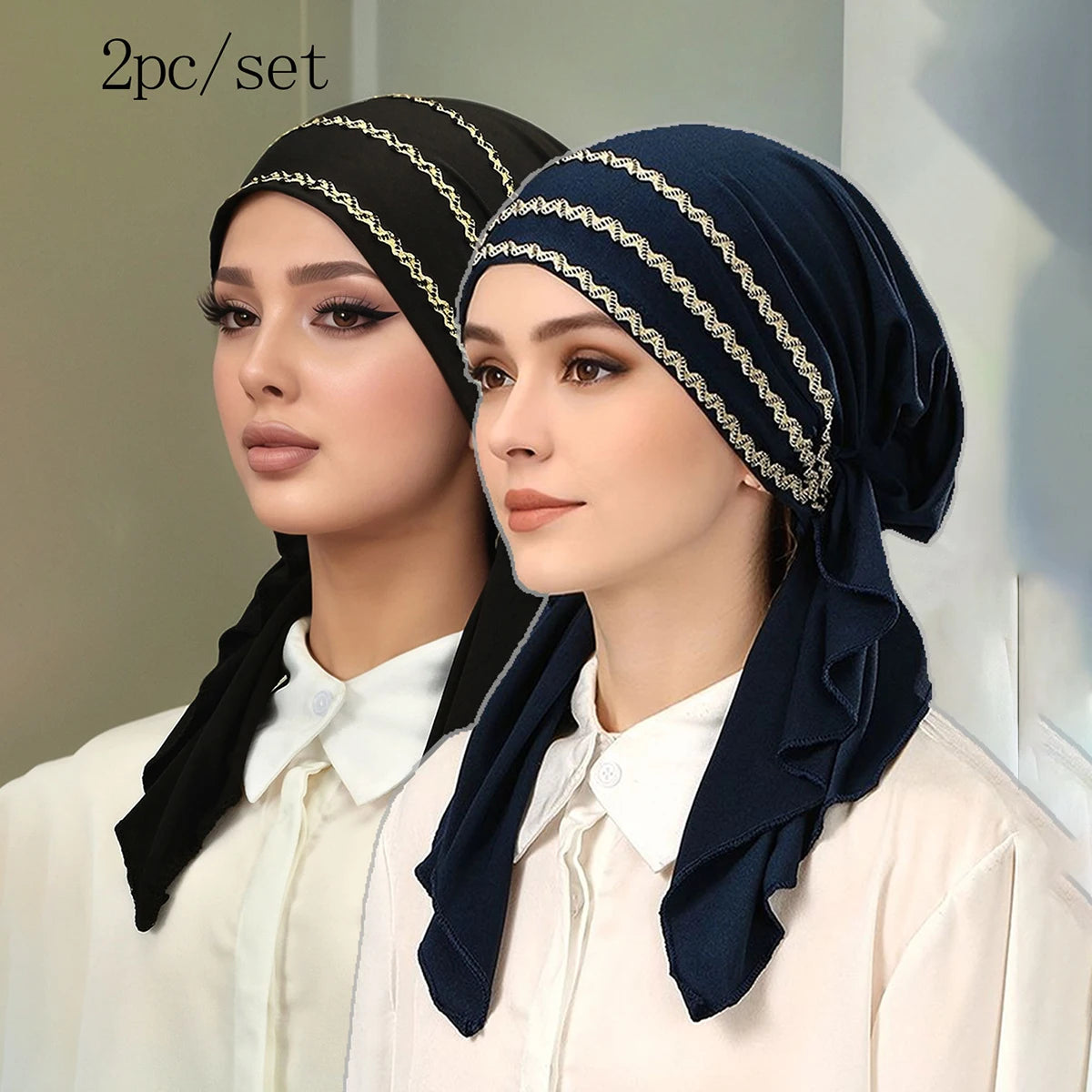 Zwei Frauen präsentieren marineblaue Hijab-Schals mit goldenen Streifen und weißen Oberteilen