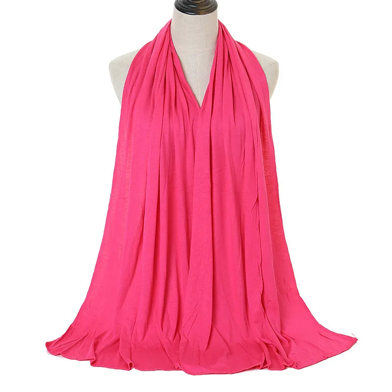 Helles pinkes Premium-Moda-Baumwoll-Hijab-Schal um den Hals einer Mannequin drapiert.