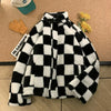 Chaqueta parka de invierno para mujer con imitación de piel de cuadros blanco y negro, exhibida sobre una superficie de mader