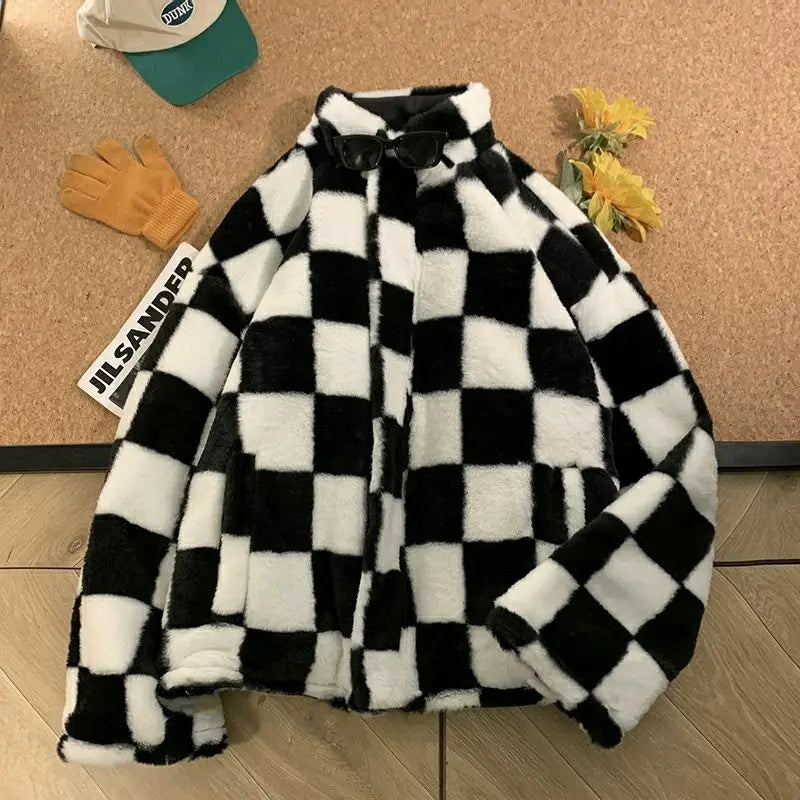 Chaqueta parka de invierno para mujer con imitación de piel de cuadros blanco y negro, exhibida sobre una superficie de mader