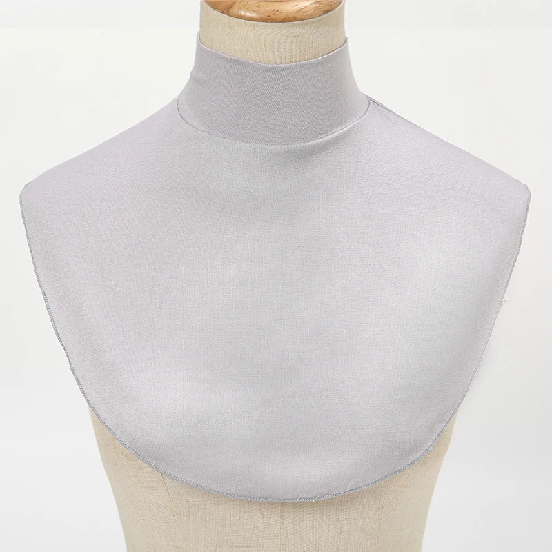 Elegantes hellgraues Rollkragen-Shirt in einer Modenfigur.