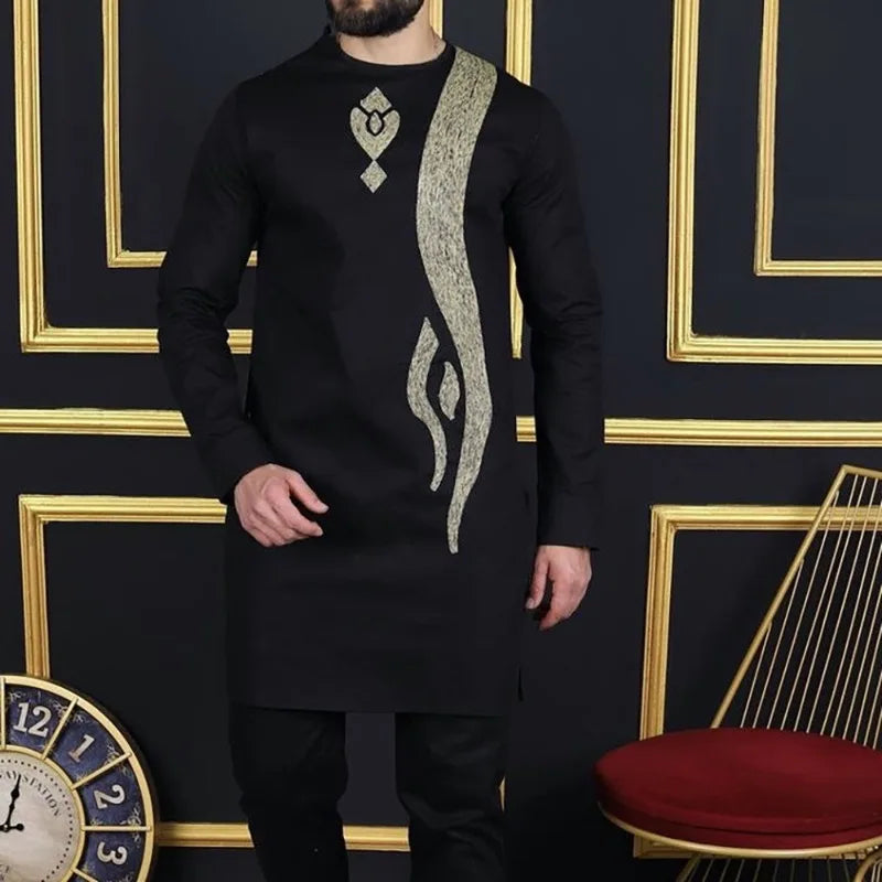 Un homme portant un costume de mariage musulman africain traditionnel noir avec broderies dorées sur fond sombre.