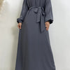 Lange, lockere graue marokkanische Kaftan-Abaya für Damen mit gebundener Taille und langen Ärmeln.