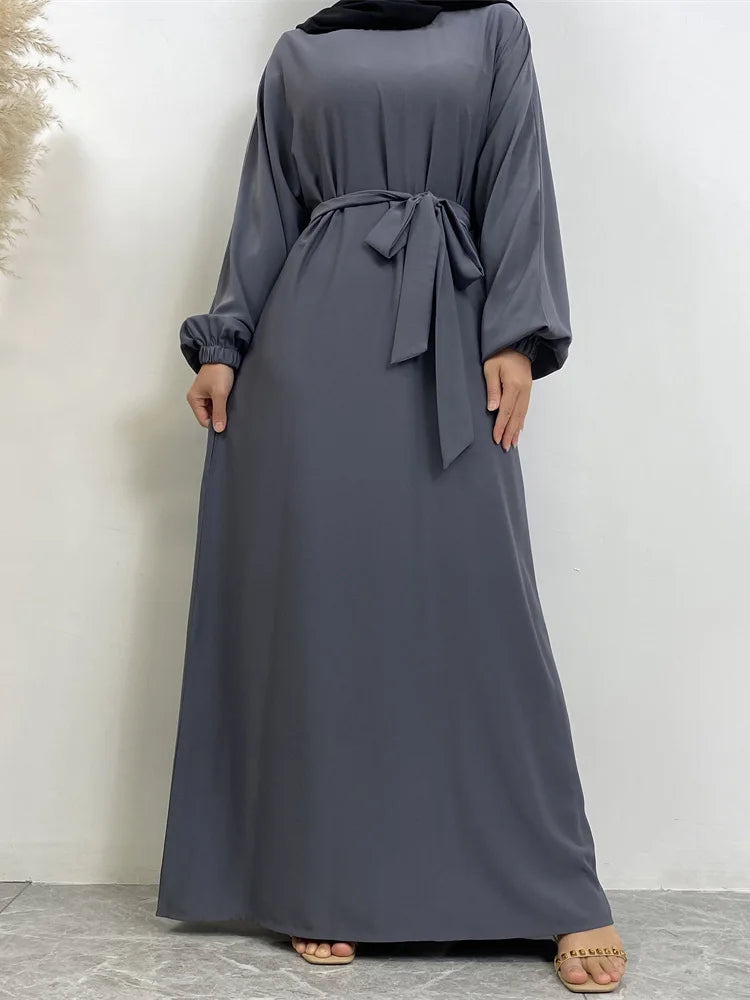 Lange, lockere graue marokkanische Kaftan-Abaya für Damen mit gebundener Taille und langen Ärmeln.