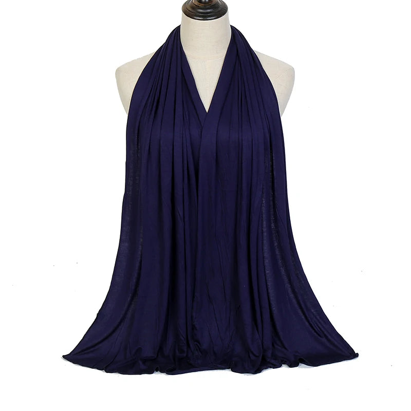 Marineblaue Premium-Modalt-Hijab-Schal, drapiert um den Hals eines Mannequins.