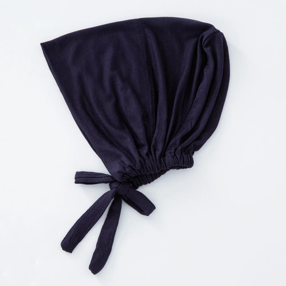 Marineblauer Turban-Innerhijab-Bonnet gefaltet und unten gebunden