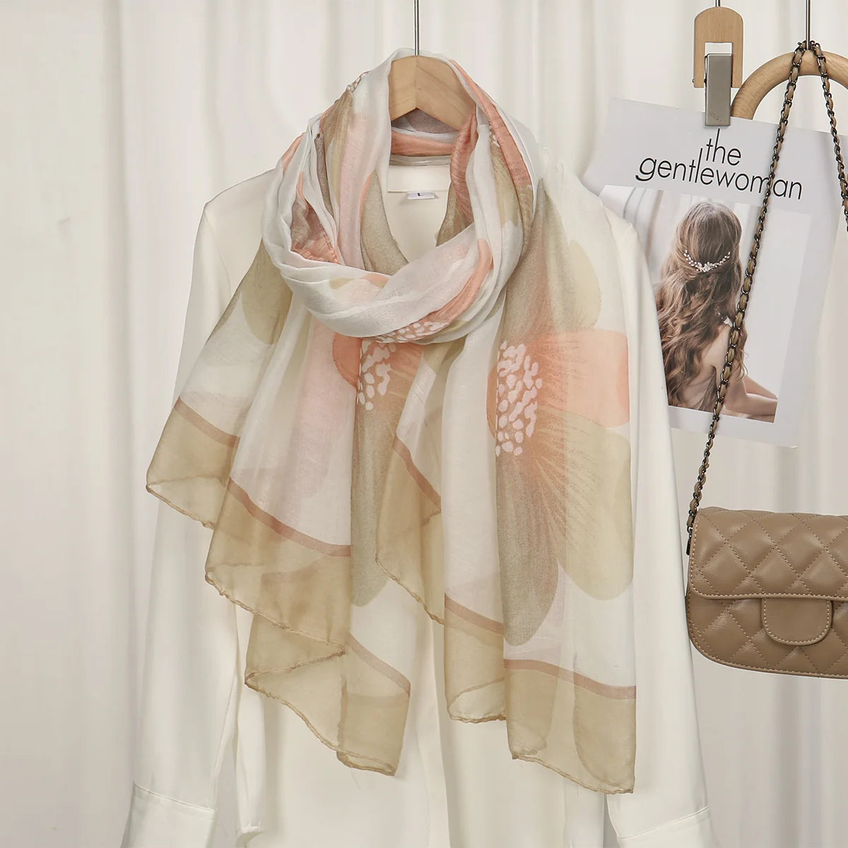 Pañuelo de chifón de algodón viscosa estampado beige claro y melocotón, drapeado sobre una prenda blanca.