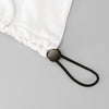 Nahaufnahme einer weißen Baumwoll-Hijab-Kappe mit schwarzem Schnurdetails.
