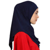 Eine Frau trägt einen dunkelblauen, sofort einsatzbereiten Hijab mit einem roten Kleidungsstück sichtbar.
