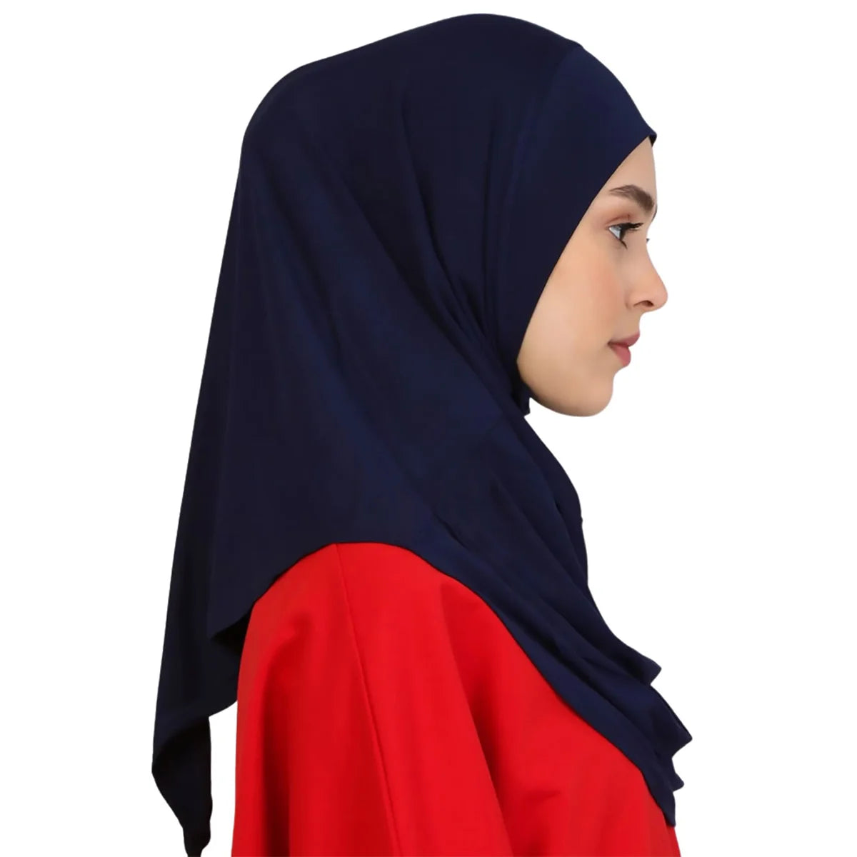 Eine Frau trägt einen dunkelblauen, sofort einsatzbereiten Hijab mit einem roten Kleidungsstück sichtbar.
