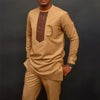 Un homme portant un costume de mariage musulman traditionnel africain beige avec broderies marron et pantalon assorti.