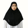 Une femme portant un hijab noir avec une subtile broderie blanche.