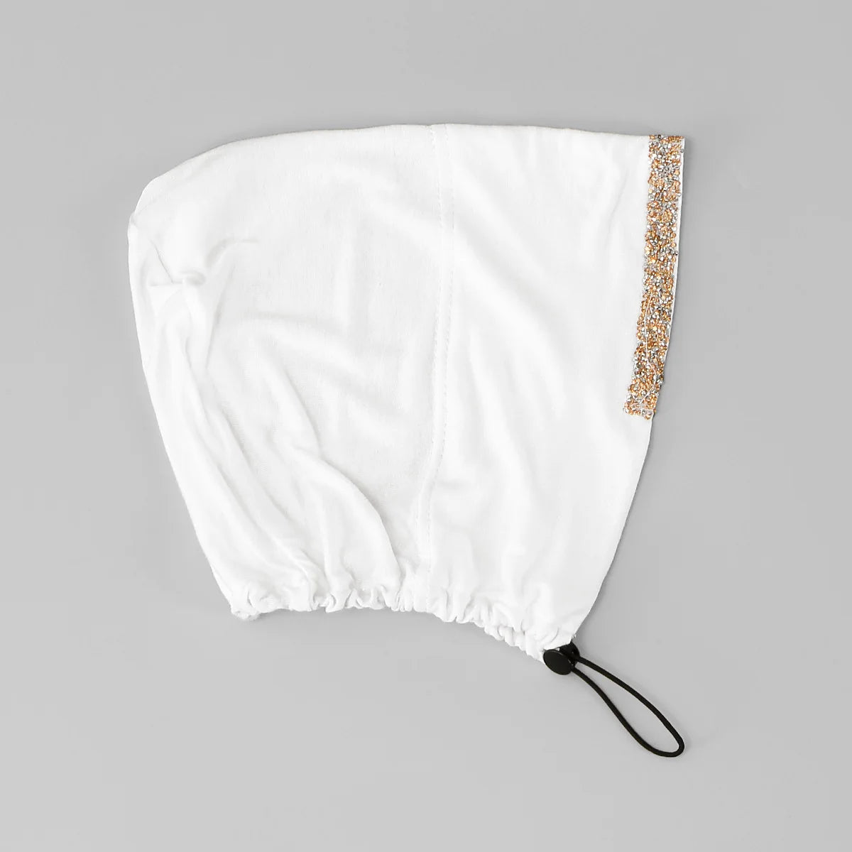 Weißes Baumwoll-Hijab-Cap mit goldfarbener Paillettenverzierung und schwarzem Schnur