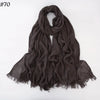 Écharpe hijab en coton viscose marron foncé avec pompons, affichée à plat.