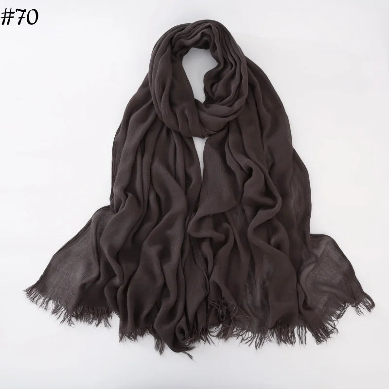 Écharpe hijab en coton viscose marron foncé avec pompons, affichée à plat.