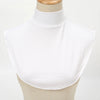 Weißes elegantes Rollkragen-Turtleneck-Shirt auf einem Mannequin.