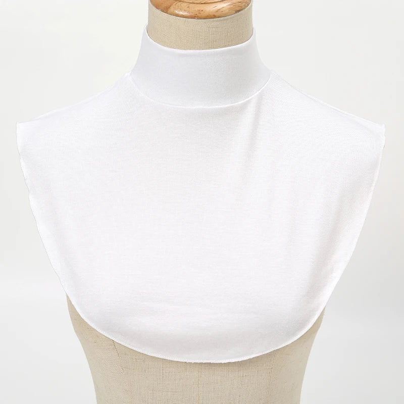 Weißes elegantes Rollkragen-Turtleneck-Shirt auf einem Mannequin.