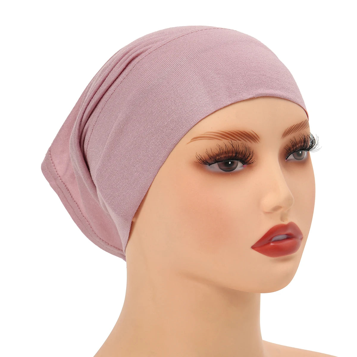 Ein Modell trägt einen weichen mauvefarbenen Modal-Baumwoll-Inner-Hijab als Kopftuch.