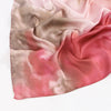 Fließender rosa-beige Schimmer-Seiden-Hijab-Schal, sanft drapiert.