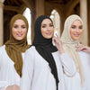 Drei Frauen tragen weiche Modal-Jersey Instant-Hijab-Schals in Olivgrün, Schwarz und Beige.