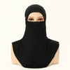 Un foulard instant noir à étirer porté par une femme.