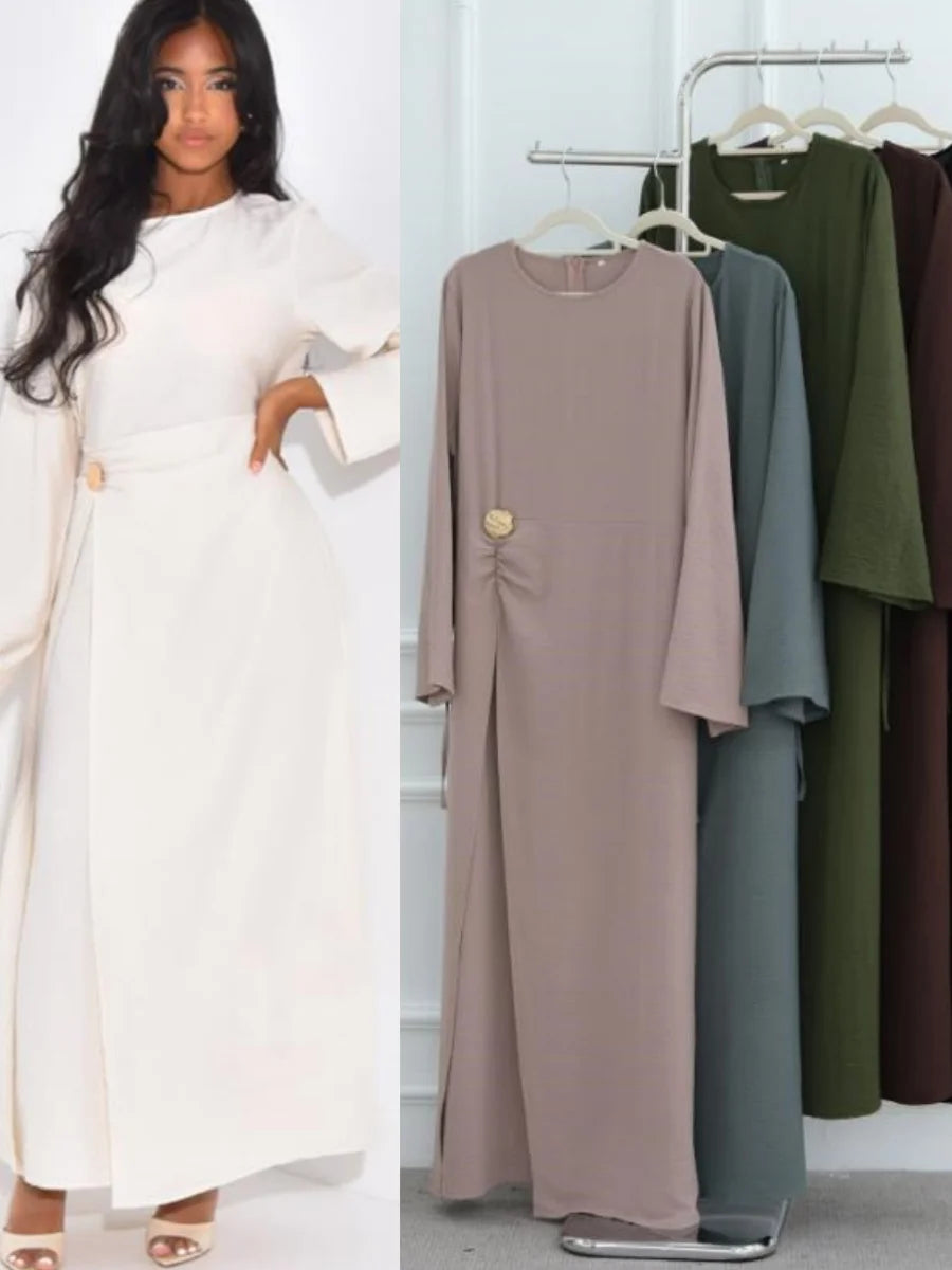 Une longue et élégante robe abaya beige unie, présentée sur un cintre.