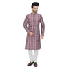 Un homme portant une robe abaya de luxe à motifs violets ethniques.