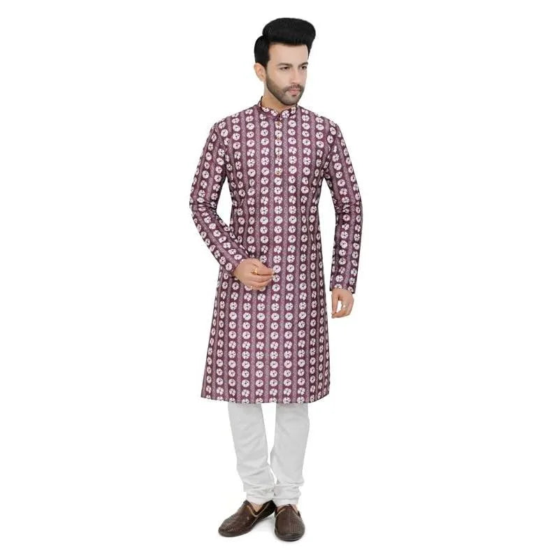 Un homme portant une robe abaya de luxe à motifs violets ethniques.