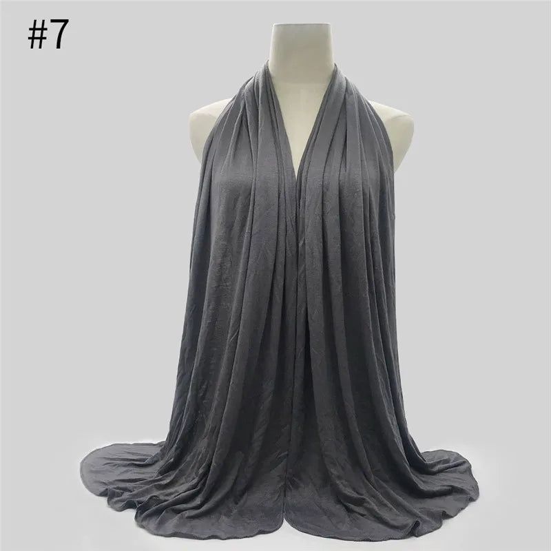 Grauer Baumwoll-Jersey-Hijabschal, drapiert um einen Mannequin.