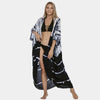 Eine Frau modelliert ein schwarz-weißes Tie-Dye Sommer-Strandkimono-Kleid.