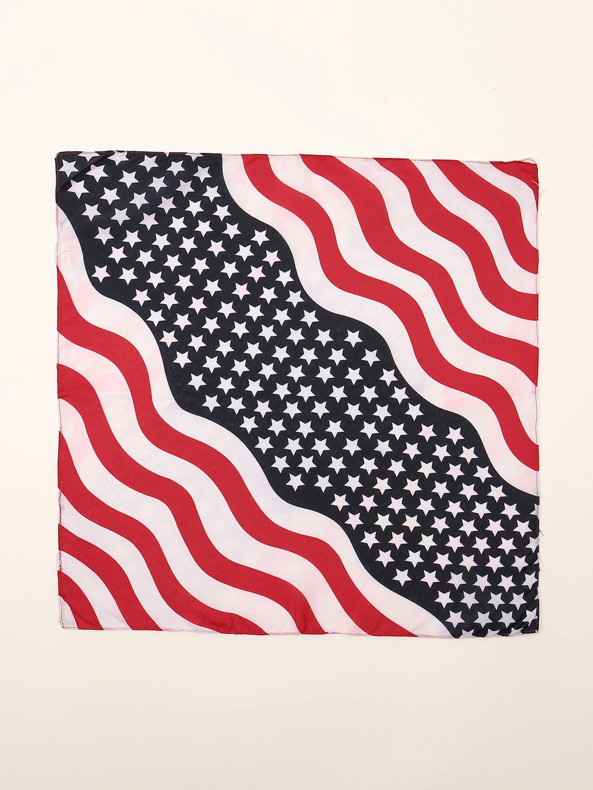 Tissu orné d'un motif patriotique rouge, blanc et bleu avec étoiles et rayures.