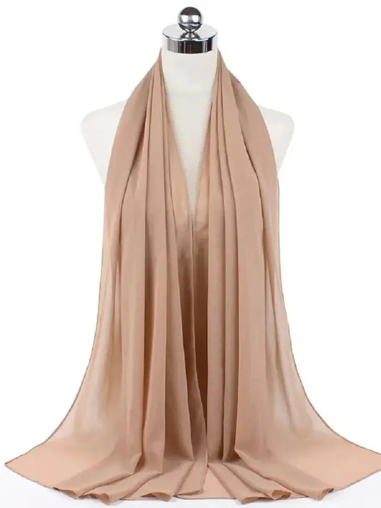 Beige Chiffon-Hijab-Schal über einem Mannequin-Hals