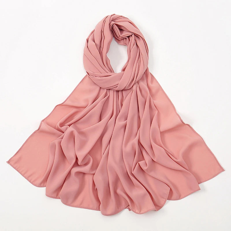 Weiches, staubiges Rosé-Chiffon-Schal, in fließender Drape für einen muslimischen Hijab.