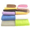 Eine Stapel bunter Plüsch-Samtstoff-Bastelmaterialien in verschiedenen Schattierungen wie Gelb, Pink, Lila, Blau und Grün.