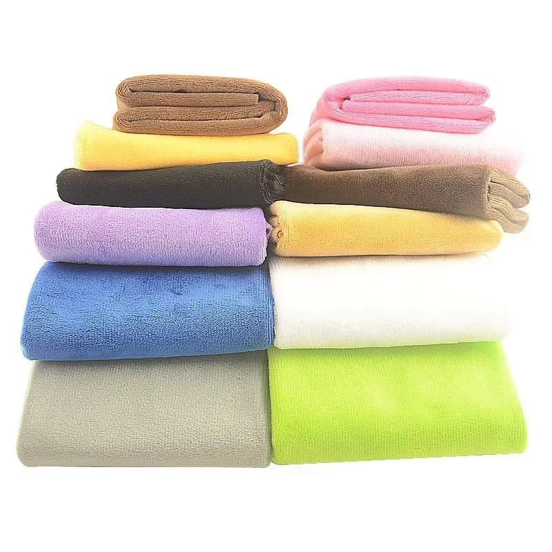 Eine Stapel bunter Plüsch-Samtstoff-Bastelmaterialien in verschiedenen Schattierungen wie Gelb, Pink, Lila, Blau und Grün.