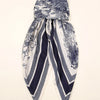 Casquette hijab carrée à motif bleu marine et blanc, nouée en nœud