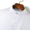 Weißes Herren-Arabisches Stehkragen Langarm-Robe auf einem Holzbügel.