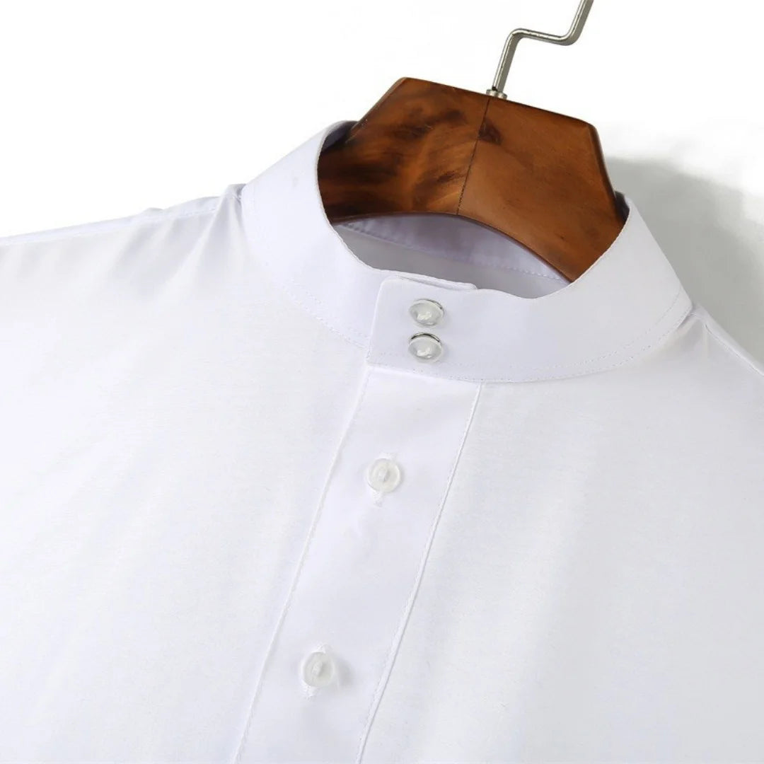 Weißes Herren-Arabisches Stehkragen Langarm-Robe auf einem Holzbügel.