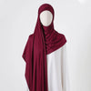 Marooner Chiffon-Schal über einem Mannequin, kombiniert mit einem weißen Kleidungsstück.