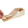 Eine Hand hält eine verstellbare, rutschfeste Stirnband-Halterung aus hellem Tan-Stoff.