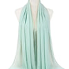 Helles mintgrünes Chiffon-Hijab-Tuch, um den Hals eines Mannequins gewickelt.