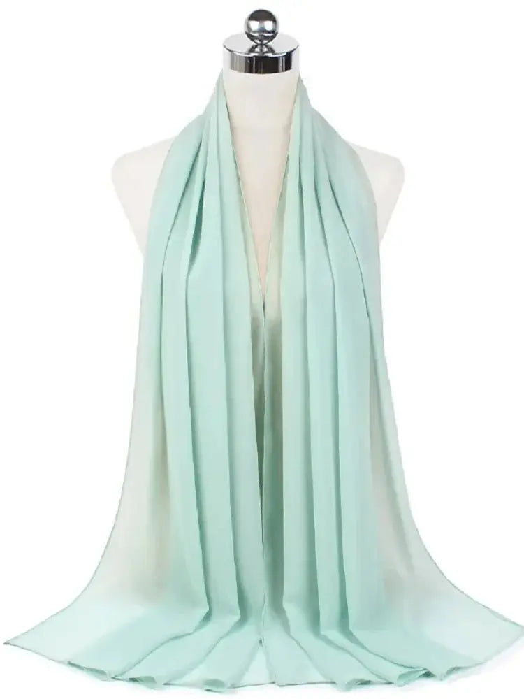 Helles mintgrünes Chiffon-Hijab-Tuch, um den Hals eines Mannequins gewickelt.