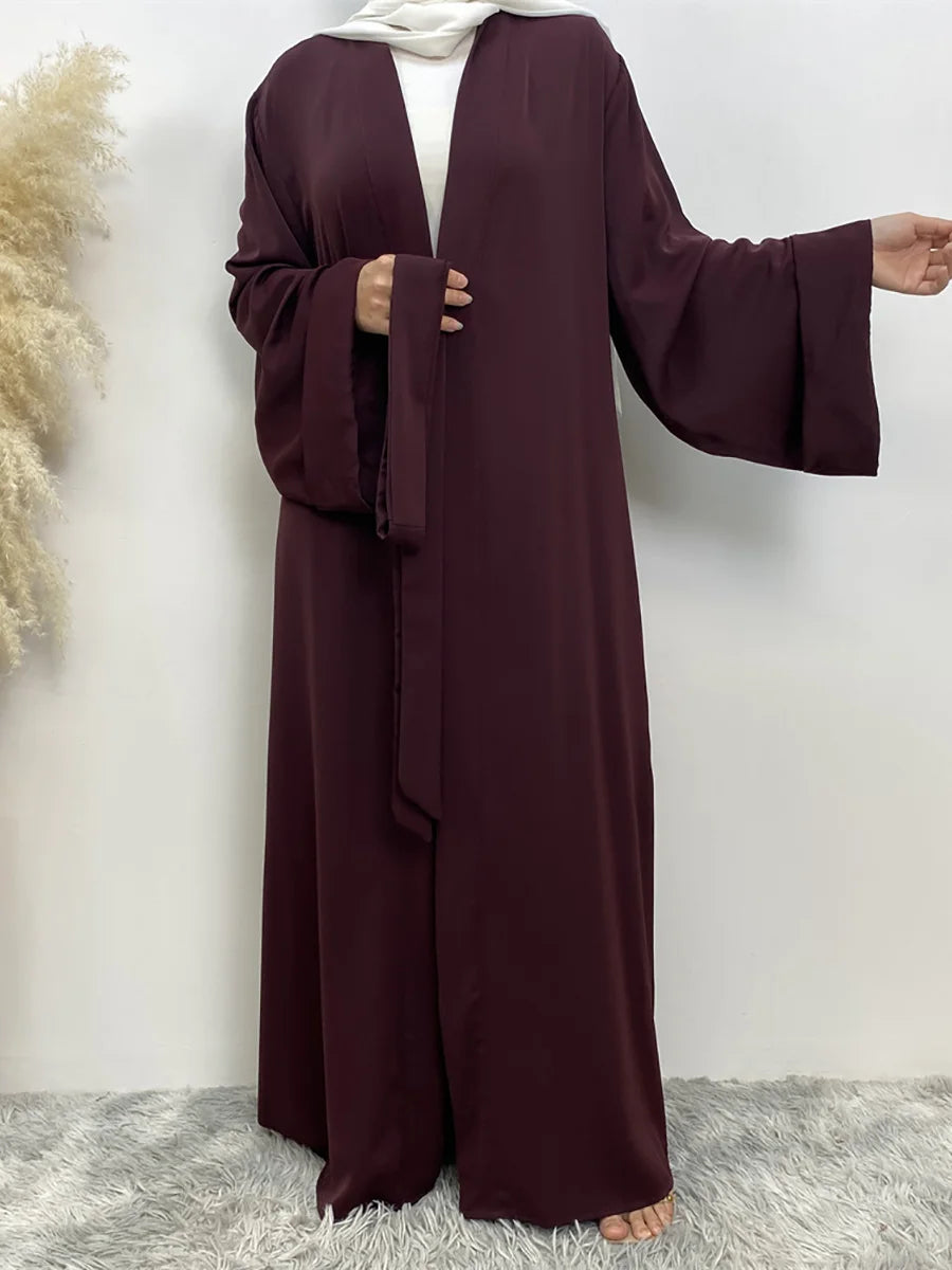 Marooner, fließender Abaya Kaftan mit offenem Front, langen Ärmeln und weißem Hijab
