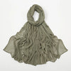 Écharpe châle en rayon crinkle vert olive drapée pour femmes.