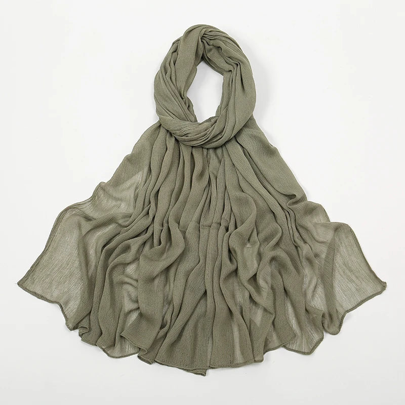 Écharpe châle en rayon crinkle vert olive drapée pour femmes.