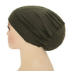 Un turbante instantáneo color verde oliva oscuro mostrado en un maniquí.