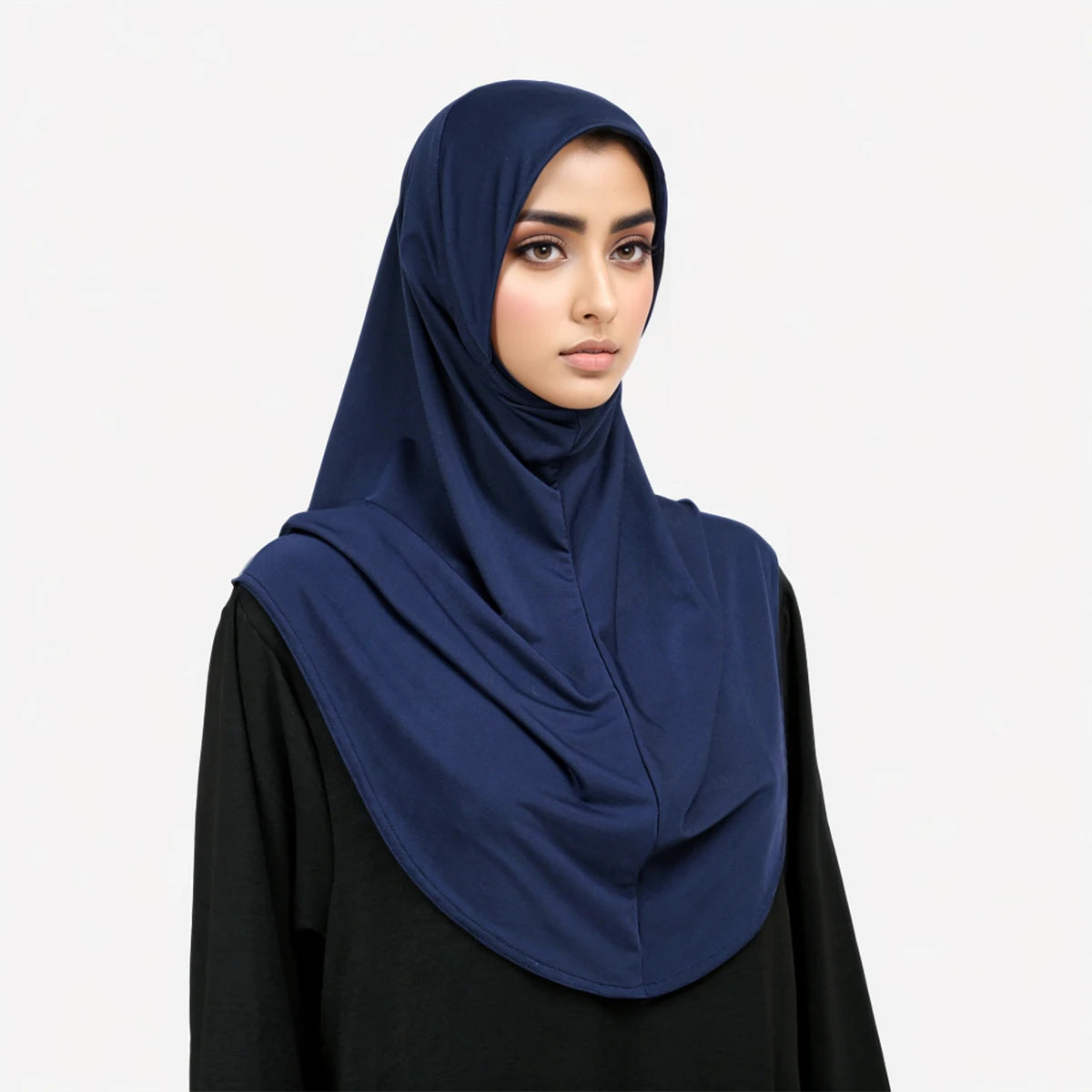 Une femme portant un foulard turban en tissu coton chanvre bleu marine et un haut noir.