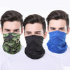 Drei Männer tragen Gesichtsmasken verschiedener Farben zum Schutz