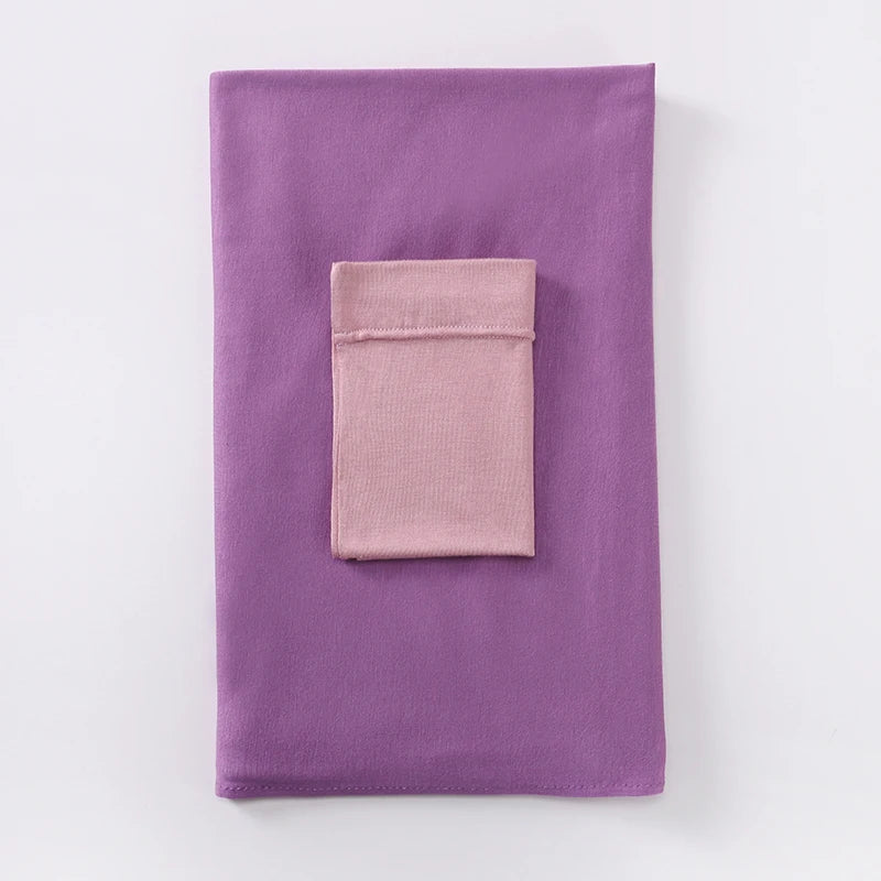 Set de hijab de camiseta morada con tela principal y pieza interior a juego.