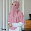 Eine Frau mit pinkem, einfachem Hijab und weißer Kleidung, von der Brust aufwärts.